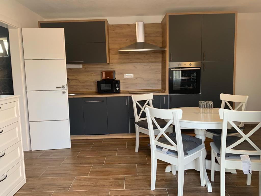 Apartmani Albatros Perusic Esterno foto