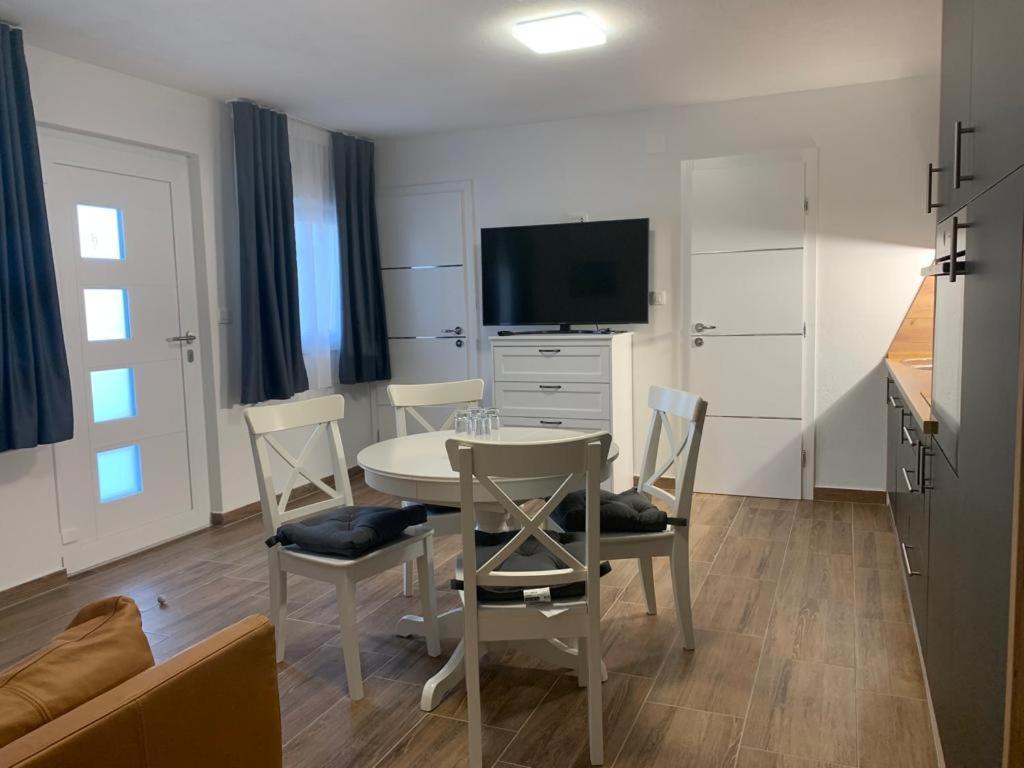 Apartmani Albatros Perusic Esterno foto