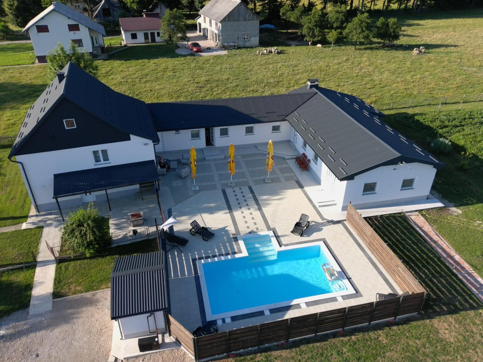 Apartmani Albatros Perusic Esterno foto
